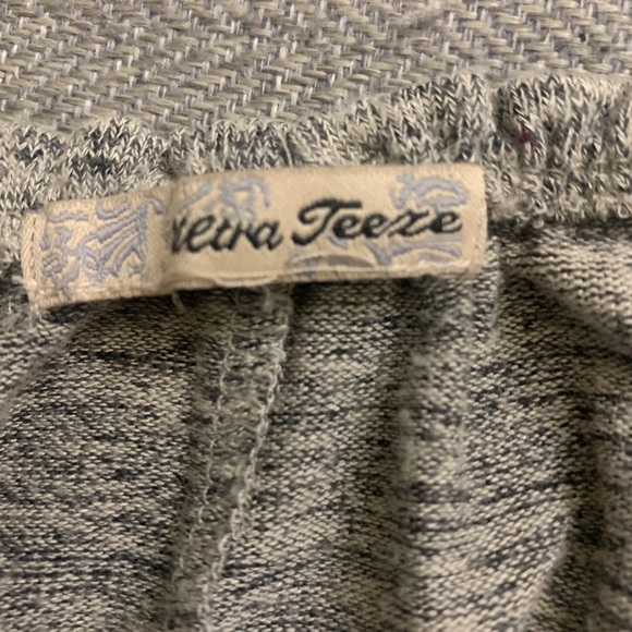 Off-Shoulder Blouse - Picture 2 of 2